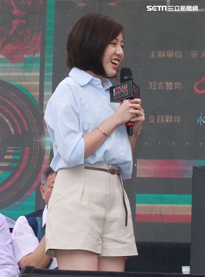 「學姊」黃瀞瑩與泰國音樂神童Gail演唱「曙光祭」宣傳曲，柯P在旁卻笑到不能自己。（記者邱榮吉/攝影）