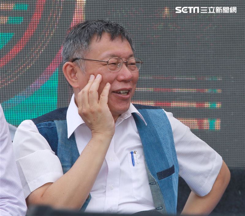 「學姊」黃瀞瑩與泰國音樂神童Gail演唱「曙光祭」宣傳曲，柯P在旁卻笑到不能自己。（記者邱榮吉/攝影）