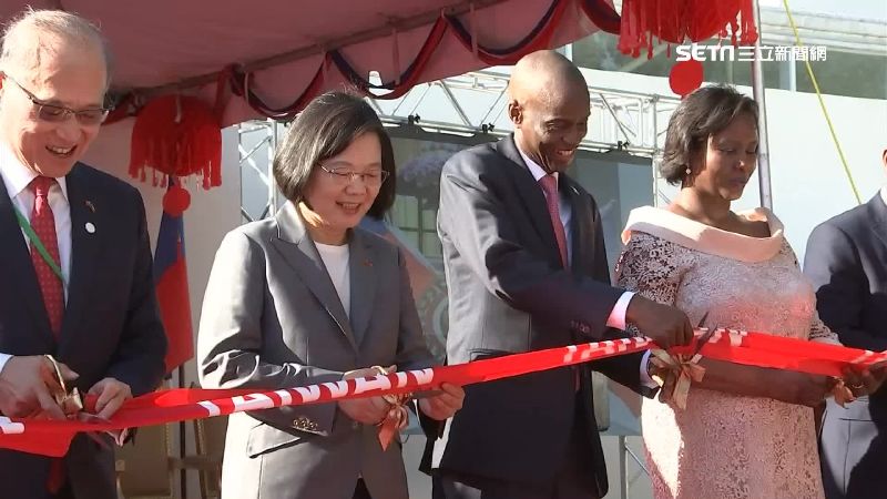 海地軍人戰鬥裝迎英　尊重台灣拆彈匣