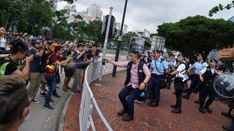 反送中爆衝突！民眾遭警胡椒噴霧攻擊