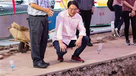 基隆和平島考古新進展  發現2座墓葬與遺骸基隆市和平島平一路停車場考古有新進展，考古團隊近日挖掘出2座墓葬和2具遺骸。基隆市長林右昌（後左2）日前前往遺址探班，感謝即將離台的西班牙團隊提供專業協助。（基隆市政府提供）中央社記者王朝鈺傳真  108年7月14日