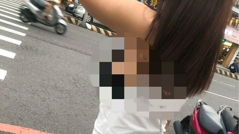 真理褲妹子背心藏驚人胸器　網友暴動