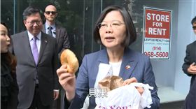 蔡英文總統14日晚間在臉書發布的「番外篇」的影片，是她這次過境美國紐約的漏網鏡頭。 (圖/翻攝蔡英文臉書)