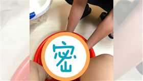 三寶,臍帶,睡覺,按摩,神隊友(圖/翻攝自爆廢公社)