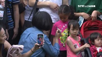 家長請求簽名　小英堅蹲下等女童點頭