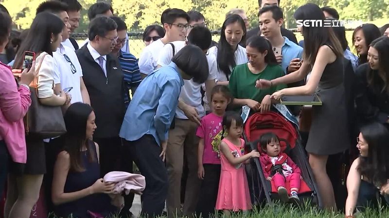 蔡英文跟大家一起合照留影，過程中有家長希望蔡英文在女兒身上衣服簽名。（圖／資料照）