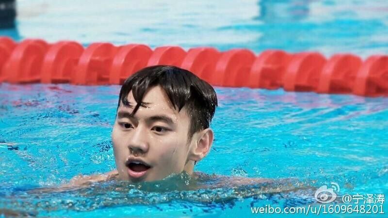 游泳男神約會照曝？他怒回被包養傳言