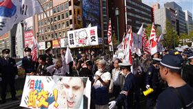 日管制半導體原料輸韓　新仇舊恨似難善了（2）日本政府4日起加強管制3項關鍵半導體原料出口南韓，使日韓關係再度緊繃。圖為2018年11月18日在大阪市心齋橋旁抗議南韓政府的遊行。（資料照片）中央社記者楊明珠大阪攝  108年7月7日