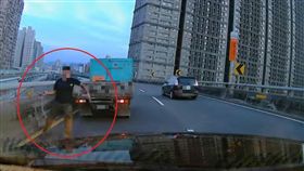 新北,白沙灣,逼車,榔頭（圖／翻攝youtube）