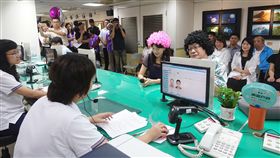 嘉義市戶政e化  人臉辨識系統啟用（2）嘉義市政府戶政系統10日啟用「人臉辨識系統」，以搞笑行動劇開場，企圖冒領身分證的民眾，經辨識系統比對面貌後，顯示與實際當事人不符，現場被通報逮捕。中央社記者江俊亮攝  108年5月10日