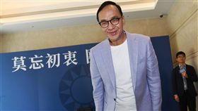 國民黨15日公布總統初選民調結果，前新北市長朱立倫（前）以支持度17.900%落敗，中午在台北舉行記者會，向支持者致謝。