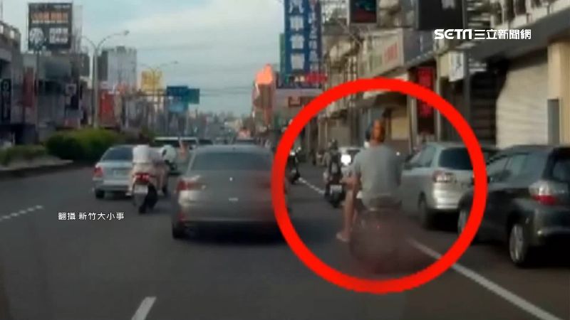 後座男友睡死！女騎士失重心撞轎車