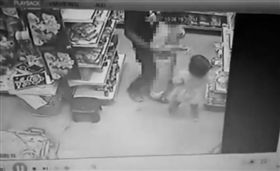 馬來西亞,色狼,磨蹭,下體,便利店,猥褻,襲胸。(圖/翻攝自推特)