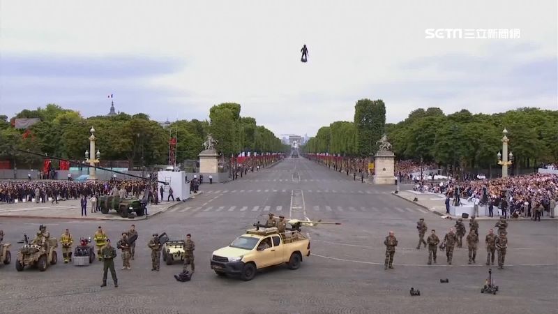 法國國慶盛大閱兵！空中飛板驚艷全場