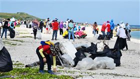 澎湖海陸淨灘（1）澎湖岸際的海漂廢棄物數量驚人，22日當地3200多名民眾總動員，頂著高溫在各岸際淨灘，讓海灣恢復原本美麗的面貌。中央社　108年6月22日