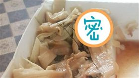 便當菜藏大蟑螂。（圖／翻攝自爆廢公社）