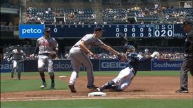 ▲小塔提斯（Fernando Tatis Jr.）超神下腰閃過觸殺。（圖／翻攝自MLB官網）