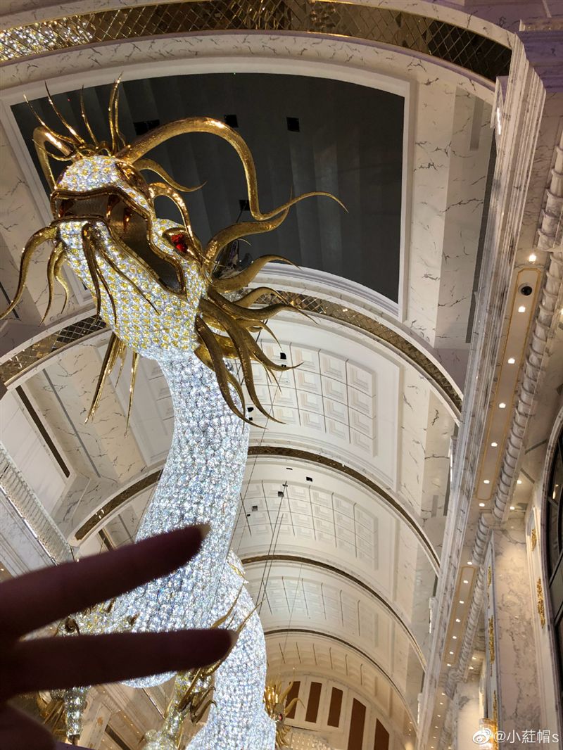 吳佩慈曾花40億送水晶巨龍給崔麗杰。（圖／翻攝自微博）