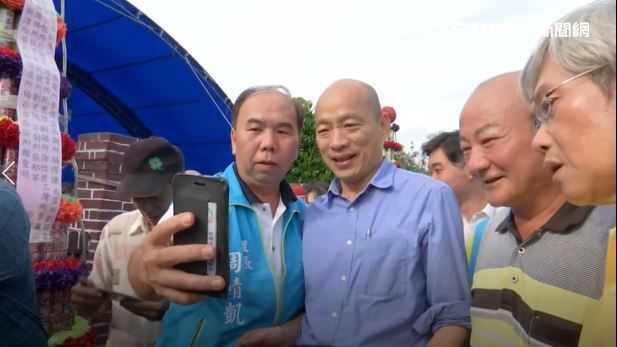 韓國瑜拈香　韓粉竟在喪宅嘻哈要合照
