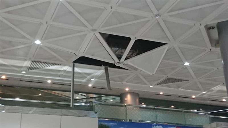 桃機第二航廈天花版突崩落　旅客嚇傻