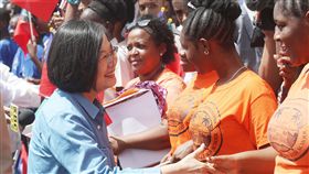 蔡總統參訪柏克利紀念鐘塔（2）總統蔡英文（前左）訪問聖克里斯多福及尼維斯15日（當地時間）第3天行程，蔡總統在克國總理哈里斯（Timothy Harris）陪同下，前往市中心參訪柏克利紀念鐘塔（The Berkeley Memorial），民眾與學童們夾道列隊歡迎迎，總統一一與學童們握手致意，學童們用中文「你好，總統好」拉近與蔡總統的距離。中央社記者張新偉聖克里斯多福攝 108年7月16日