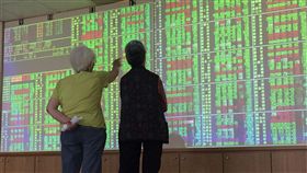 台股跌逾百點（1）美中貿易戰風波未平，美股道瓊工業指數大跌逾300點，台北股市26日開盤跳空下跌，盤中大跌逾百點。中央社記者董俊志攝　107年6月26日