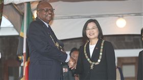 蔡總統獲台克建交推手贈勳（2）總統蔡英文（右）15日（當地時間）接受克國總督席頓（Tapley Seaton）（左）致贈「聖克里斯多福及尼維斯勳章」。致謝詞時表示，從36年前推動台克建交的重要推手、總督席頓手中接受勳章，意義非常重大。中央社記者張新偉聖克里斯多福攝  108年7月16日