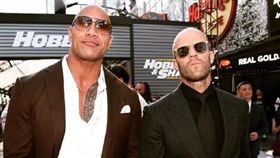 美國時間13日晚間在洛杉磯舉辦了《玩命關頭：特別行動》全球首映會，邀請了所有電影中的主要角色一同觀賞，包含巨石強森與傑森史塔森（Jason Statham）等人入院欣賞　微博