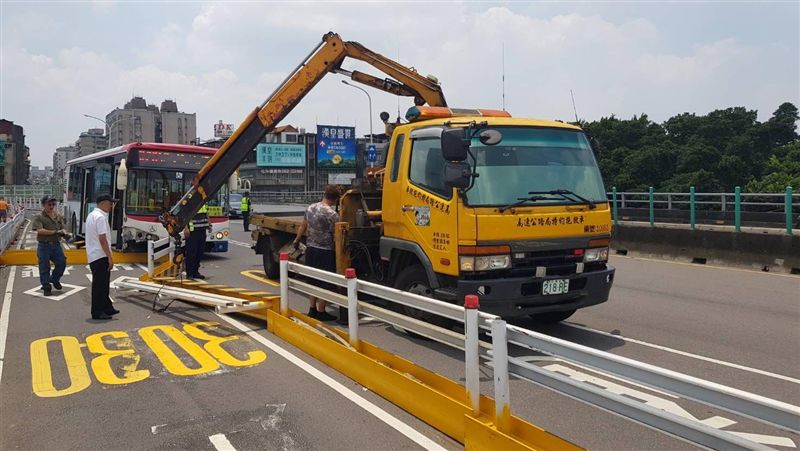 福和橋施工鋼樑突出　公車衝撞護欄