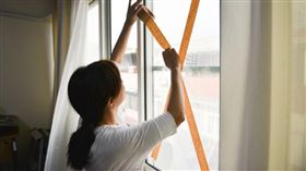 颱風來貼十字膠帶？加強窗戶防颱靠氣密窗