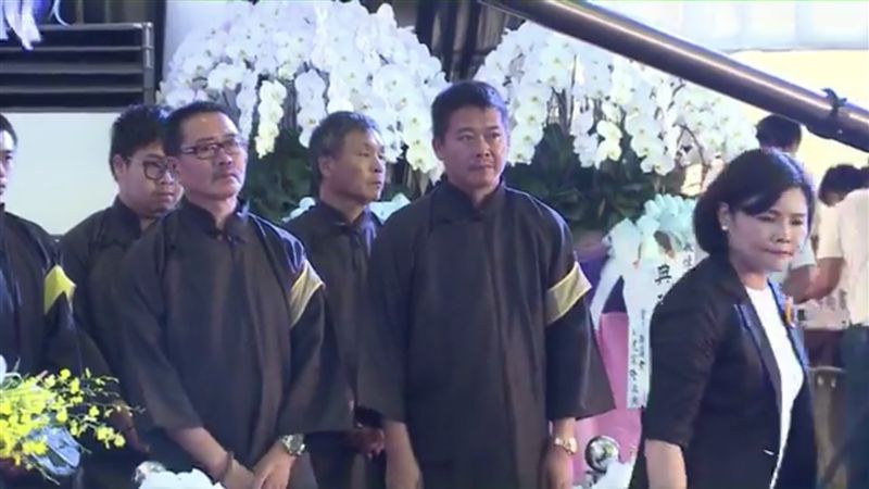 聽爸爸的話！槍擊要犯要好好做人