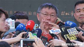 台北市長柯文哲信義商圈出席曙光祭活動。（記者邱榮吉/攝影）