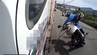 騎車勾到電纜線　男大生彈飛撞貨車亡