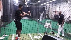 ▲『字母哥』安戴托昆波（Giannis Antetokounmpo）洋基球場練打。（圖／翻攝自MLB官網）