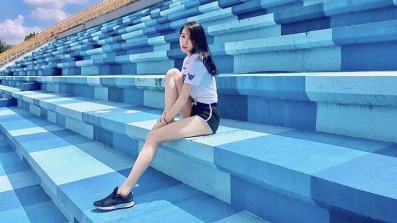 女老師穿真理褲上課　白皙美腿藏不住