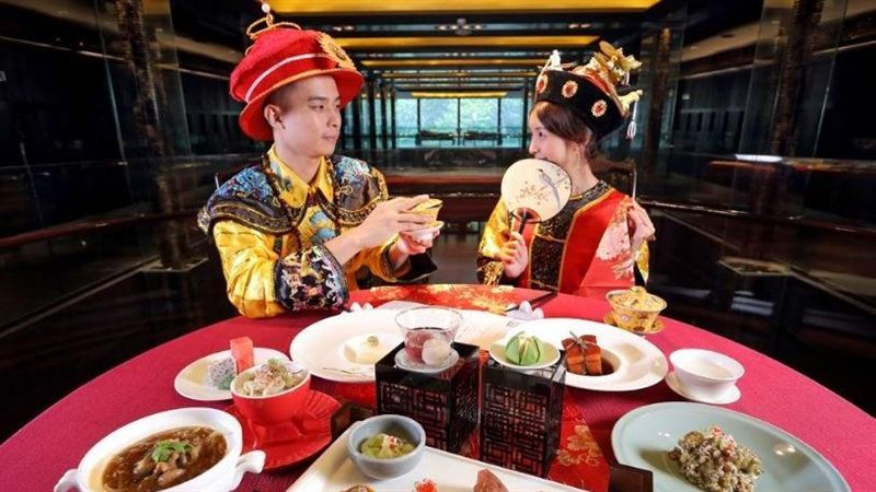 變身皇帝皇后　這飯店為情侶圓宮廷夢