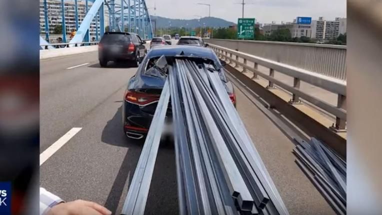 後方卡車急煞！逾30根鋼條射穿前車