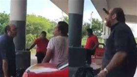 墨西車,車位,短刀,眼窩,購物商場。(圖/翻攝自YOUTUBE)