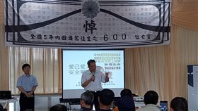 嘉市酒駕累犯靈堂上課　學員震撼嘉義市監理站為提升防止酒駕再犯效果，16日在市立殯儀館辦理情境體驗道安講習課程，靈堂上大大的「悼」字，令每個學員都印象深刻。（嘉義市監理站提供）中央社記者江俊亮傳真　108年7月16日