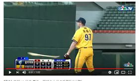 ▲Mitch Lively甩棒還給富邦悍將林宥穎。（圖／截字網路）