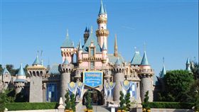 迪士尼樂園是許多大人小孩的最愛，去到迪士尼就好像處在童話國度一般，因為樂園裡的員工也都非常親切，對遊客總是充滿笑臉，但你知道員工一張張的笑臉背後藏著多少辛酸嗎？迪士尼樂園的繼承人阿比蓋爾‧迪士尼（Abigail Disney）(圖／翻攝自prime time shuttle）
