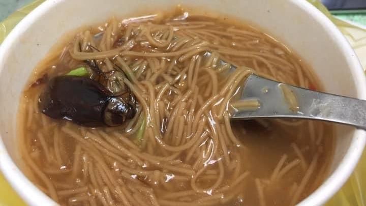 麵線羹一打開！她嚇壞：一隻蟑螂全屍