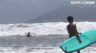 丹娜絲逼近！烏石港衝浪客冒險下水