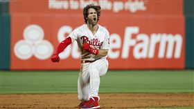 ▲費城費城人球星Bryce Harper擊出再見安打興奮慶祝。（圖／美聯社／達志影像）