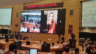 紅背心上身！侯友宜海外視訊防颱會議