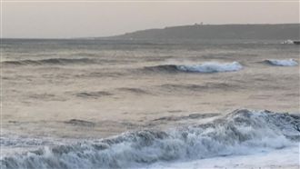 丹娜絲颱風來襲！屏東適逢大潮掀長浪