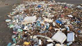台南海岸突現大量垃圾  疑隨海洋潮流漂來（1）台南市南區四鯤鯓海岸16日被發現大量垃圾，多是一次性的生活垃圾，引起關注；台南市政府環保局推測這些垃圾可能是隨著海洋潮流漂而來。（晃瑞光提供）中央社記者張榮祥台南傳真  108年7月17日
