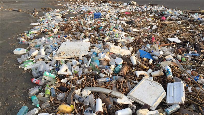 台南海岸大量垃圾　疑隨海洋潮流漂來