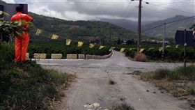 颱風丹娜絲逼近　台東山區海岸管制進入中央氣象局17日中午發布颱風丹娜絲陸上颱風警報，台東縣政府隨即公告管制山區、海邊、溪流，海巡單位人員也配合到山區、海岸入口處掛上「管制區域禁止進入」封鎖線。（海巡提供）中央社記者盧太城台東傳真　108年7月17日