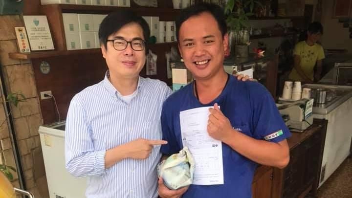 他拿連署書巧遇陳其邁　網讚：炫耀文